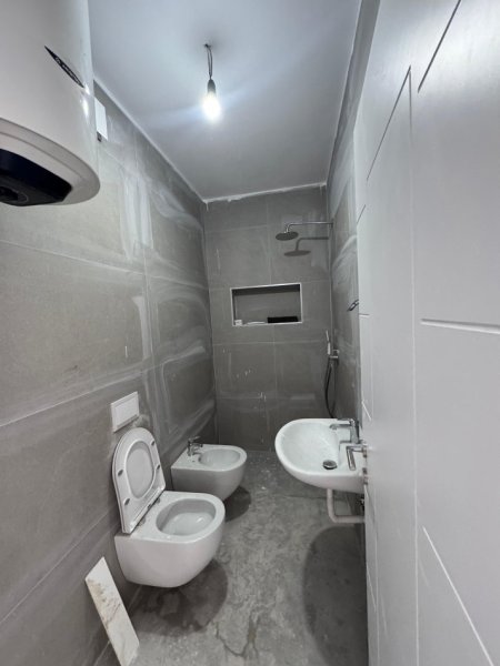 Tirane, jepet me qera apartament 2+1 Kati 1, 500 € 