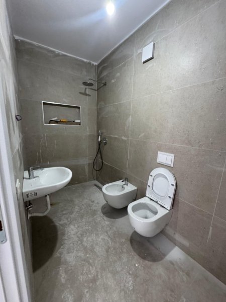 Tirane, jepet me qera apartament 2+1 Kati 1, 500 € 
