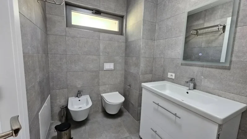 Tirane, jepet me qera Vile 2+1+Ballkon Kati 0, 2.300 € (Teg)