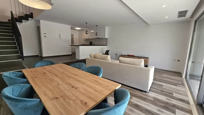 Tirane, jepet me qera Vile 2+1+Ballkon Kati 0, 2.300 € (Teg)