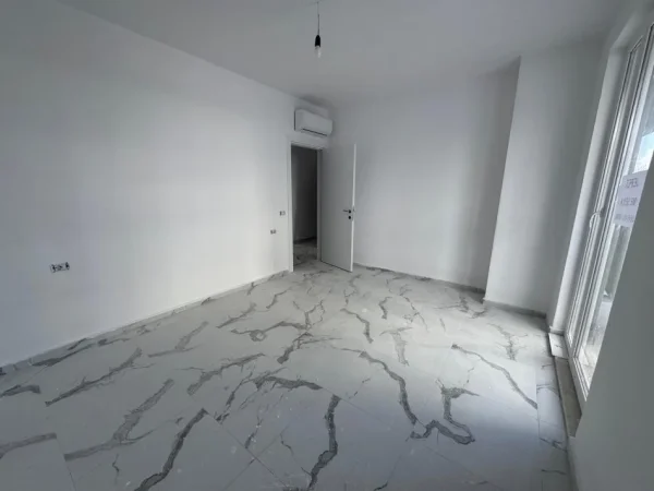 Tirane, jepet me qera 2+1 Kati 1, 500 € 