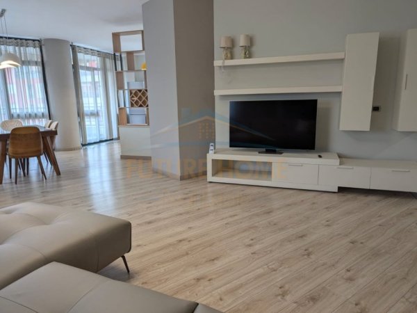 Tirane, jepet me qera apartament 3+1+Ballkon Kati 5, 185 m² 2.490 € (LIQENI ARTIFICIAL)