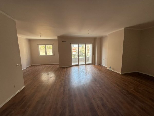 Tirane, jepet me qera zyre Kati 1, 81 m² 800 € (Pazari i Ri)