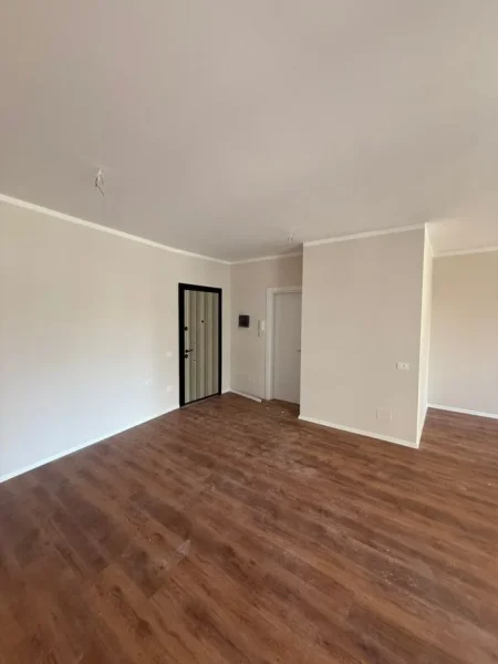 Tirane, jepet me qera zyre Kati 1, 81 m² 800 € (Pazari i Ri)