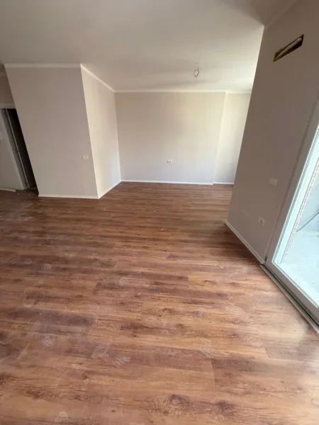 Tirane, jepet me qera zyre Kati 1, 81 m² 800 € (Pazari i Ri)