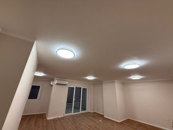 Tirane, jepet me qera zyre Kati 1, 81 m² 800 € (Pazari i Ri)