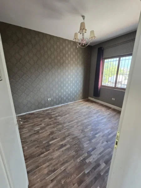 Tirane, jepet me qera Vile Kati 3, 580 m² 1.700 € (Shkolla e Bashkuar)