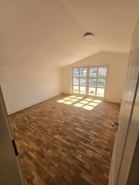 Tirane, jepet me qera Vile Kati 3, 580 m² 1.700 € (Shkolla e Bashkuar)