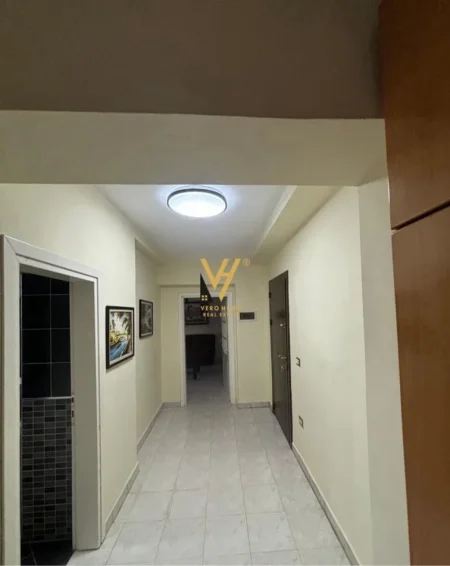 Tirane, jepet me qera apartament 1+1+Ballkon Kati 5, 70 m² 620 € (QENDER)