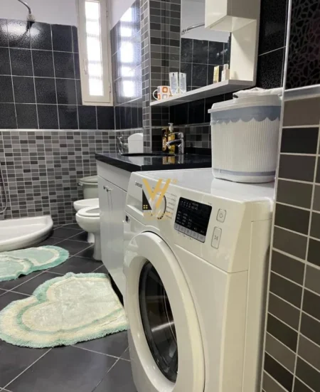 Tirane, jepet me qera apartament 1+1+Ballkon Kati 5, 70 m² 620 € (QENDER)