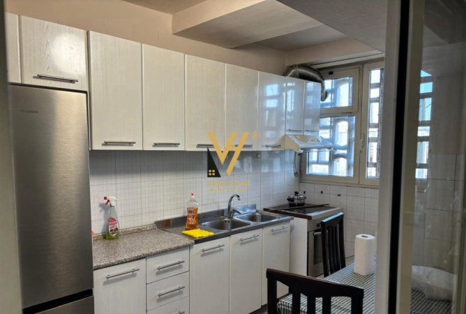 Tirane, jepet me qera apartament 1+1+Ballkon Kati 5, 70 m² 620 € (QENDER)