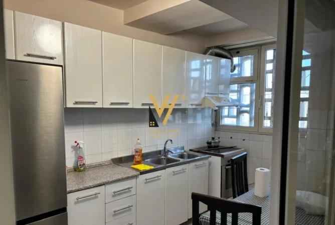 Tirane, jepet me qera apartament 1+1+Ballkon Kati 5, 70 m² 620 € (QENDER)