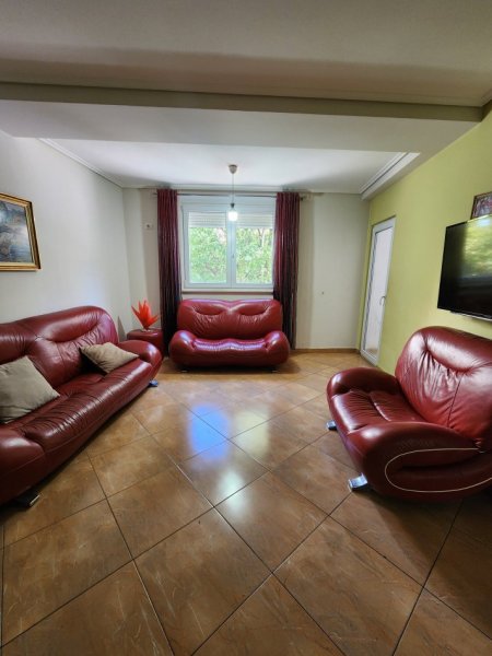 Tirane, jepet me qera apartament 2+1+Ballkon Kati 1, 110 m² 450 € 