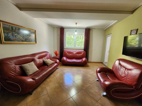 Tirane, jepet me qera apartament 2+1+Ballkon Kati 1, 110 m² 450 € 