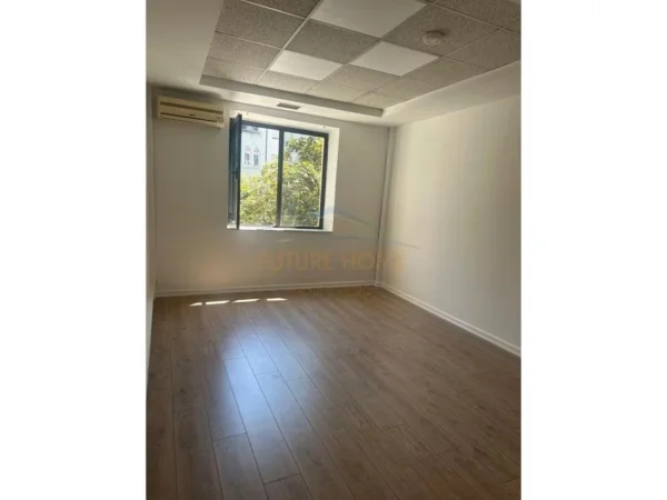 Tirane, jepet me qera ambjent biznesi Kati 1, 119 m² 1.500 € (BULEVARDI ZOGU 1)
