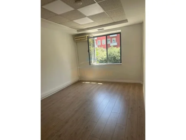 Tirane, jepet me qera ambjent biznesi Kati 1, 119 m² 1.500 € (BULEVARDI ZOGU 1)