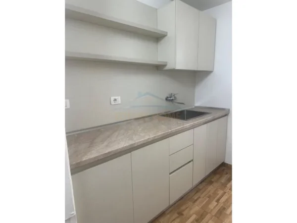 Tirane, jepet me qera ambjent biznesi Kati 1, 119 m² 1.500 € (BULEVARDI ZOGU 1)