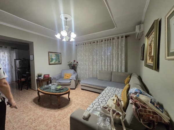 Tirane, jepet me qera apartament 2+1+Ballkon Kati 3, 90 m² 550 € 