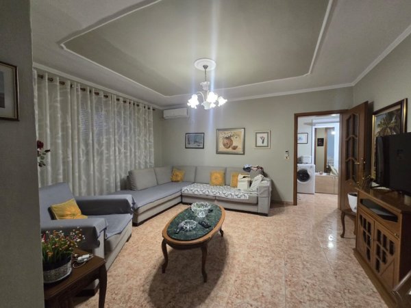 Tirane, jepet me qera apartament 2+1+Ballkon Kati 3, 90 m² 550 € 