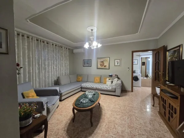 Tirane, jepet me qera apartament 2+1+Ballkon Kati 3, 90 m² 550 € 
