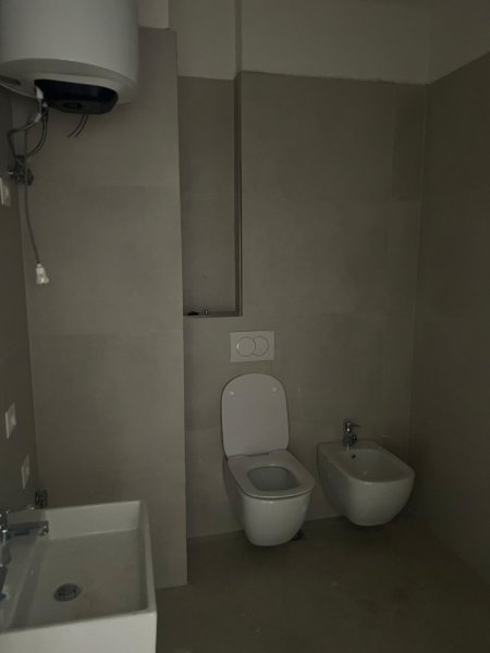 Tirane, jepet me qera zyre Kati 3, 116 m² 800 € (JORDAN MISJA)