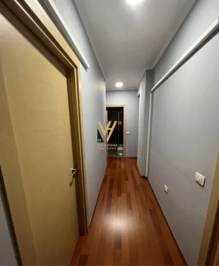 Tirane, jepet me qera zyre Kati 4, 130 m² 950 € (5 MAJI)