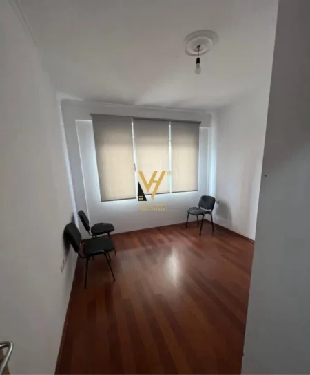 Tirane, jepet me qera zyre Kati 4, 130 m² 950 € (5 MAJI)