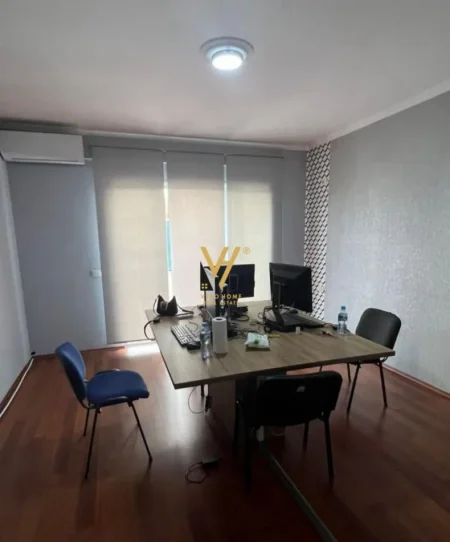 Tirane, jepet me qera zyre Kati 4, 130 m² 950 € (5 MAJI)