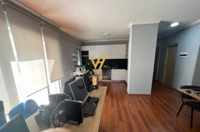 Tirane, jepet me qera zyre Kati 4, 130 m² 950 € (5 MAJI)