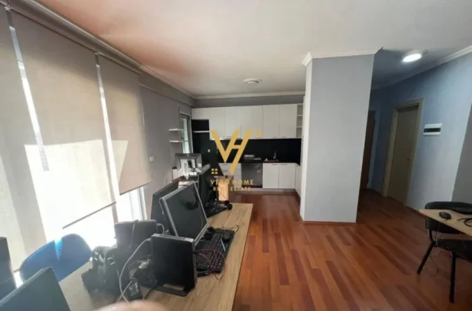 Tirane, jepet me qera zyre Kati 4, 130 m² 950 € (5 MAJI)