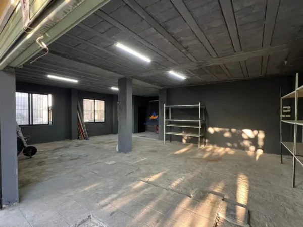 Tirane, jepet me qera magazine Kati 0, 120 m² 900 € (RRUGA TURHAN PASHË PËRMETI, LAPRAKE)