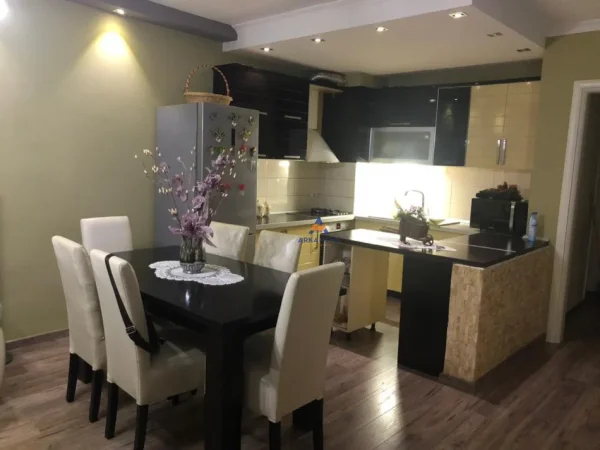 Tirane, shitet apartament 2+1+Ballkon Kati 1, 83 m² (TE PALLATET CABEJ, MISTO MAME)
