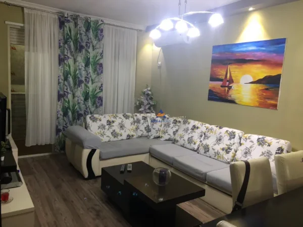 Tirane, shitet apartament 2+1+Ballkon Kati 1, 83 m² (TE PALLATET CABEJ, MISTO MAME)