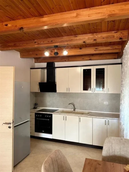 Tirane, jepet me qera apartament duplex 2+1 Kati 6, 89 m² 540 € (fresku)