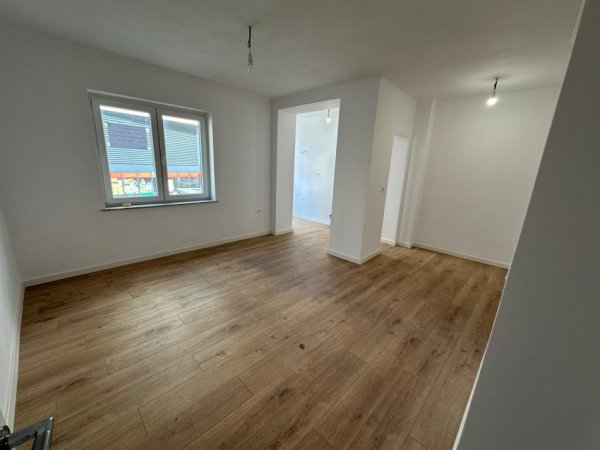 Tirane, jepet me qera ambjent biznesi Kati 2, 90 m² 900 € (Rruga e Durresit)