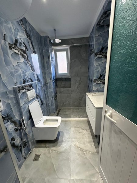 Tirane, jepet me qera ambjent biznesi Kati 2, 90 m² 900 € (Rruga e Durresit)