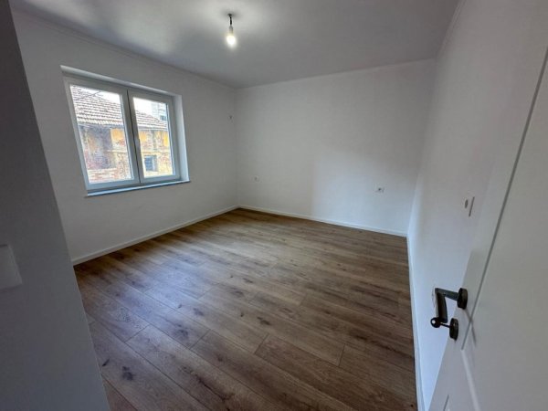 Tirane, jepet me qera ambjent biznesi Kati 2, 90 m² 900 € (Rruga e Durresit)