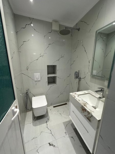 Tirane, jepet me qera ambjent biznesi Kati 2, 90 m² 900 € (Rruga e Durresit)