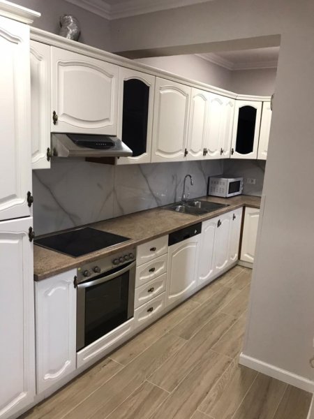 Tirane, jepet me qera apartament 3+1 Kati 6, 125 m² 1.100 € (KAFE FLORA)