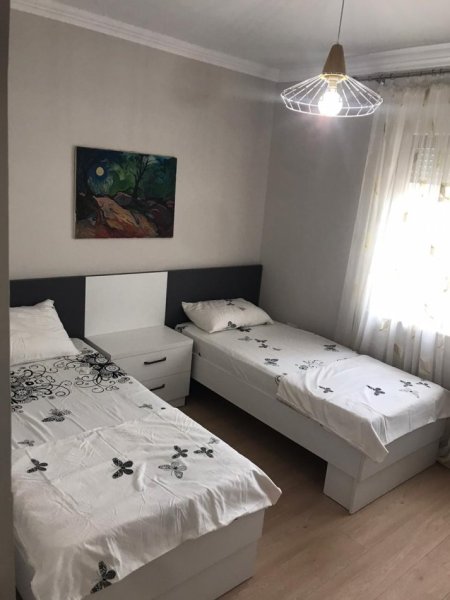Tirane, jepet me qera apartament 3+1 Kati 6, 125 m² 1.100 € (KAFE FLORA)