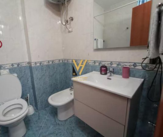 Tirane, jepet me qera apartament 1+1+Ballkon Kati 4, 65 m² 700 € (QENDER)