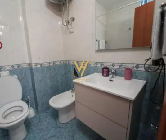 Tirane, jepet me qera apartament 1+1+Ballkon Kati 4, 65 m² 700 € (QENDER)