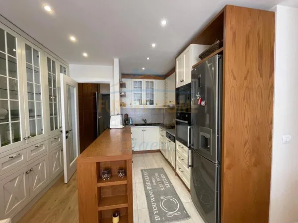 Tirane, jepet me qera apartament 3+1+2+Ballkon Kati 3, 97 m² 850 € (Kodra e Diellit 1)