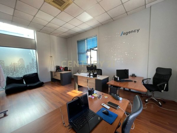 Tirane, jepet me qera zyre Kati 3, 50 m² 570 € (Sheshi Willson)
