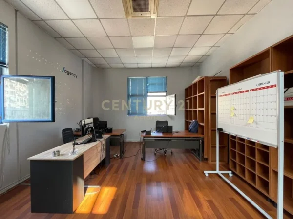 Tirane, jepet me qera zyre Kati 3, 50 m² 570 € (Sheshi Willson)