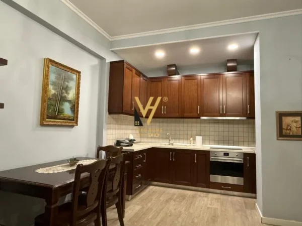 Tirane, jepet me qera apartament 2+1+Ballkon Kati 2, 115 m² 700 € (PORCELAN)