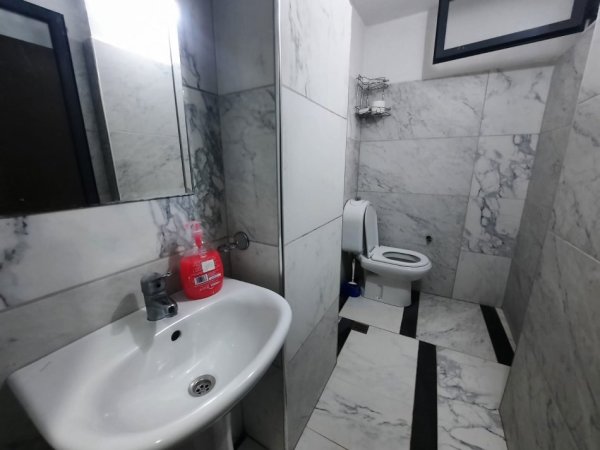 Tirane, jepet me qera apartament 1+1+Ballkon Kati 1, 65 m² 450 € (STACIONI I TRENIT)