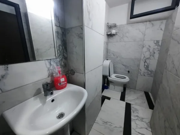 Tirane, jepet me qera apartament 1+1+Ballkon Kati 1, 65 m² 450 € (STACIONI I TRENIT)