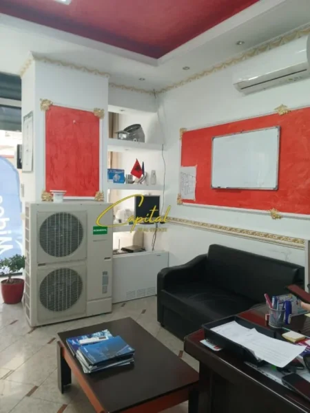 Tirane, jepet me qera ambjent biznesi Kati 0, 40 m² 450 € (21 DHJETORI)
