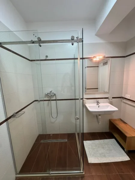 Tirane, jepet me qera apartament 2+1+Aneks+Ballkon Kati 6, 125 m² 1.000 € (Kompleksi Delijorgji)